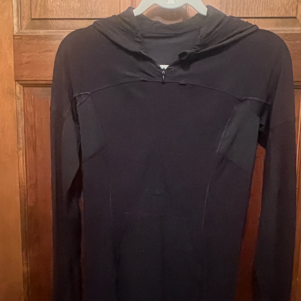Stretchy Lululemon layering hoodie long sleeve shirt top. Size 4 or 6?